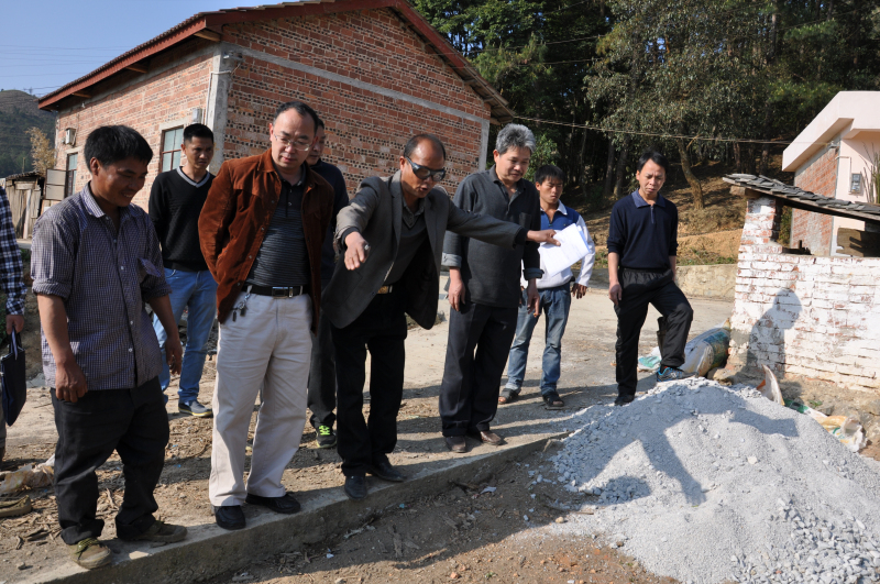 7.与当地的“农村能人”一同为在建房的贫困户出谋划策。