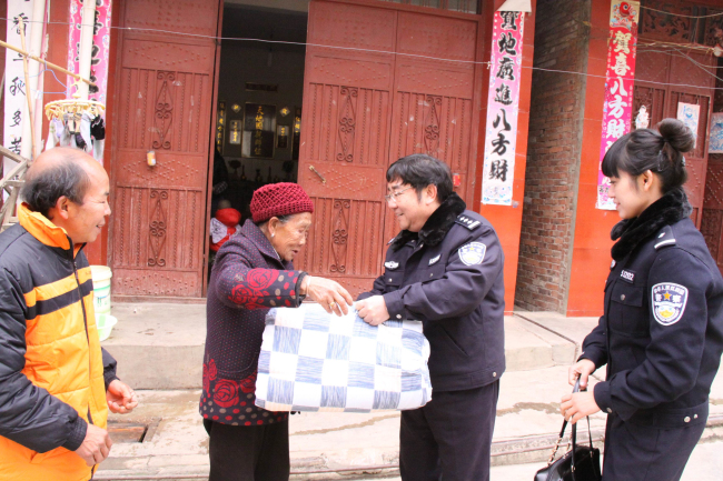 石宏慰问群众