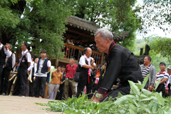 神圣的麽公祭祀仪式是“三月三”活动的重头戏。通过祭祀竜山竜树，祈求风调雨顺，五谷丰登，还自然以宁静、和谐和美丽，倡导人与自然和谐相处，推崇天人合一的生态文明理念。