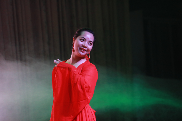 7一支《女儿情》独舞展示了女纪检监察干部如春风化雨般柔情温暖的一面。