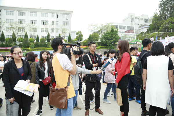 4、走向街头听民意。