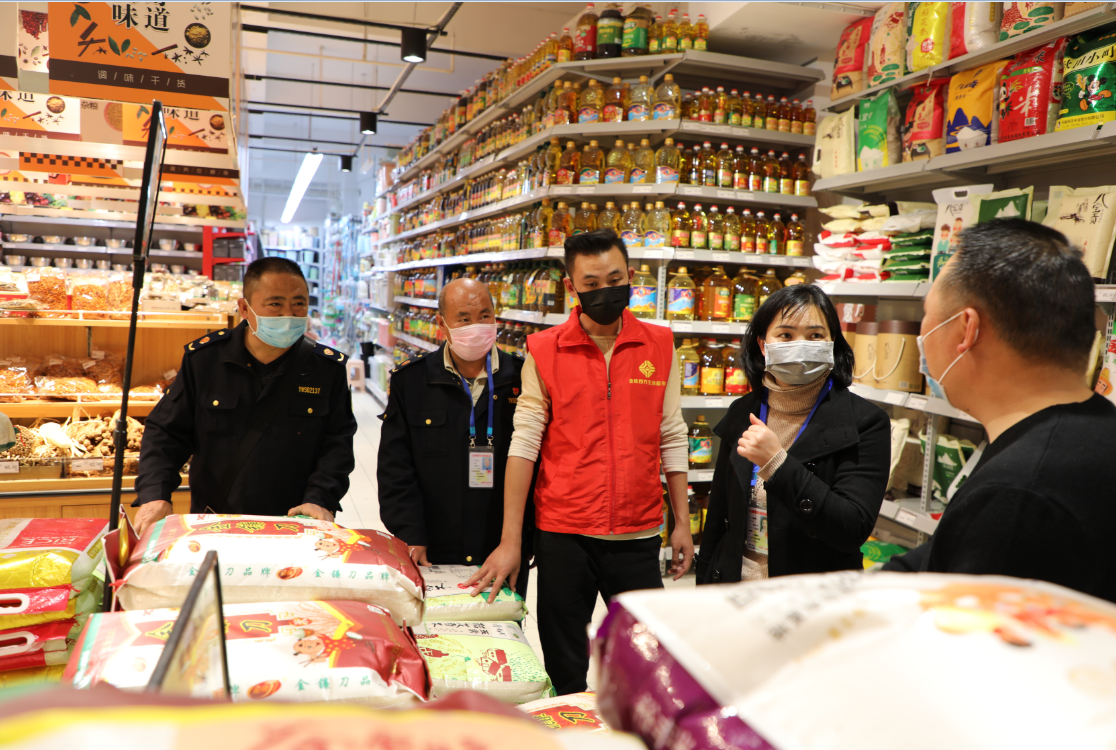 在大型超市查看产品价格和品质