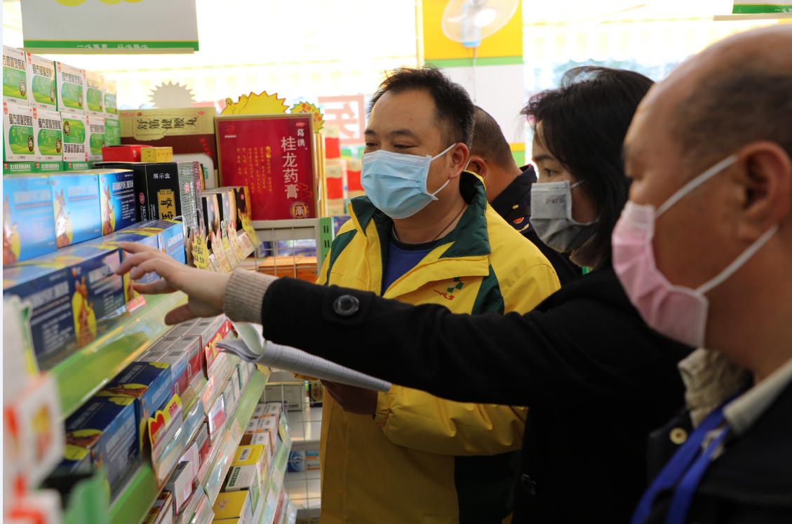 在便民药店检查是否有过期产品上架