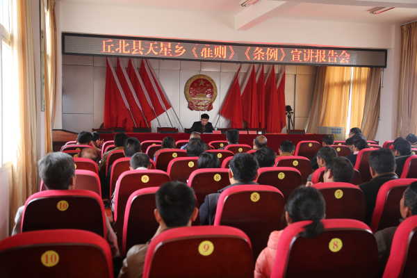 图为县委宣讲团成员、县纪委常委、预防腐败局专职副局长吴建康再为基层党员宣讲1