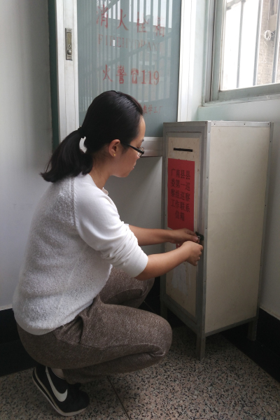 巡察人员按规定开箱查看举报信件
