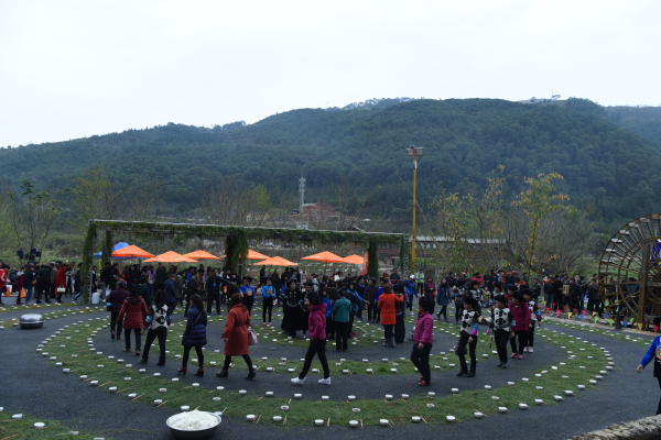 7.女人们准备享用太阳宴_编辑