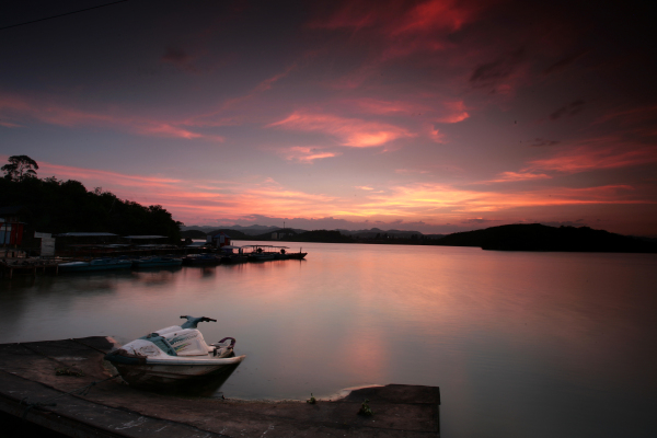 山城中的璀璨明珠——砚山听湖。位于砚山县城东侧的听湖波光潋影，碧波荡漾。无论暑去寒来，听湖犹如一颗晶莹剔透的明珠，点缀在大山的怀抱里，装点着七乡秀美的大地。（罗国华 摄）