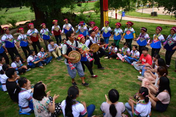 彝族是一个能歌善舞的民族，彝家的每一寸土地，每一棵树都散发着音乐的旋律，彝家人撷一片树叶可以作笛，取一节竹筒可以当鼓，有叶就有歌，有竹就有乐，有乐就有舞，唱响彝家新生活，传递着彝家的激昂豪情。图为砚山彝族弦子舞之乡—黑鱼洞