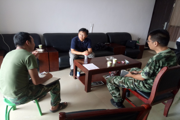 图2 与马关县夹寒箐镇光坎村委会驻村干部座谈