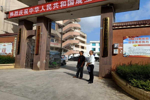 1砚山县纪委监委驻人力资源和社会保障局纪检组上午8：00正在检查上班迟到情况。