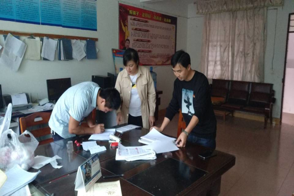 4砚山县阿舍乡纪委监委对乡财政所、综合农业服务中心等单位干部职工到岗到位情况和纪律作风进行抽查。