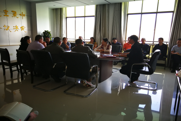 6砚山县教育体育局纪律作风专项检查后，及时召集各处室主任召开政治会议，对上班迟到、到岗不到位、外出不登记等纪律作风情况进行通报。