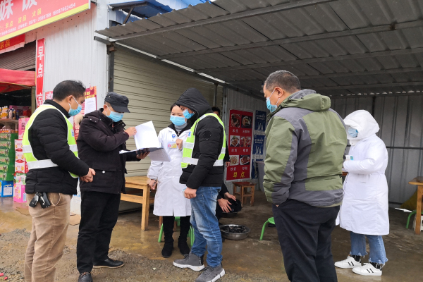 2.1月28日，检查组到者腊乡督查从武汉返乡或者途经武汉人员排查登记情况。（拍摄者：梁龙丹）